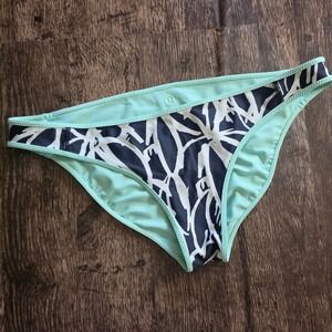 LULULEMON Reversible Bikini Bottoms Womens 6 Mint Green black White Print